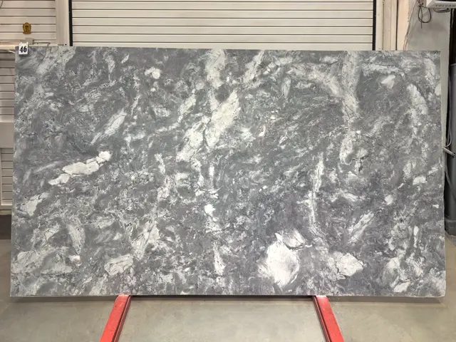 Слэб из мрамора SUPER GREY полированный 3250x1850x20 мм, код 27564