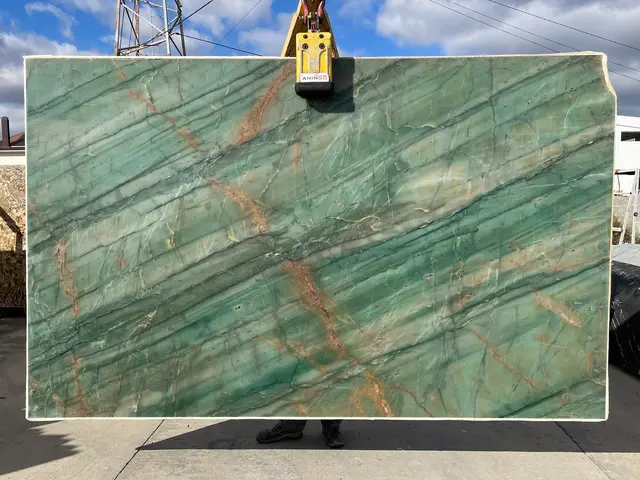 Слэб из кварцита DA VINCI полированный 3220x2000x20 мм, код 15810