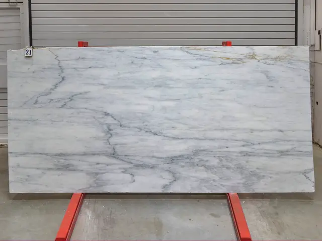 Слэб из мрамора CALACATTA OPTIMA полированный 2900x1350x20 мм, код 28151