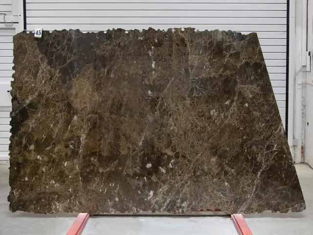 Слэб из мрамора EMPERADOR DARK полированный 2450x1720x20 мм, код 25804