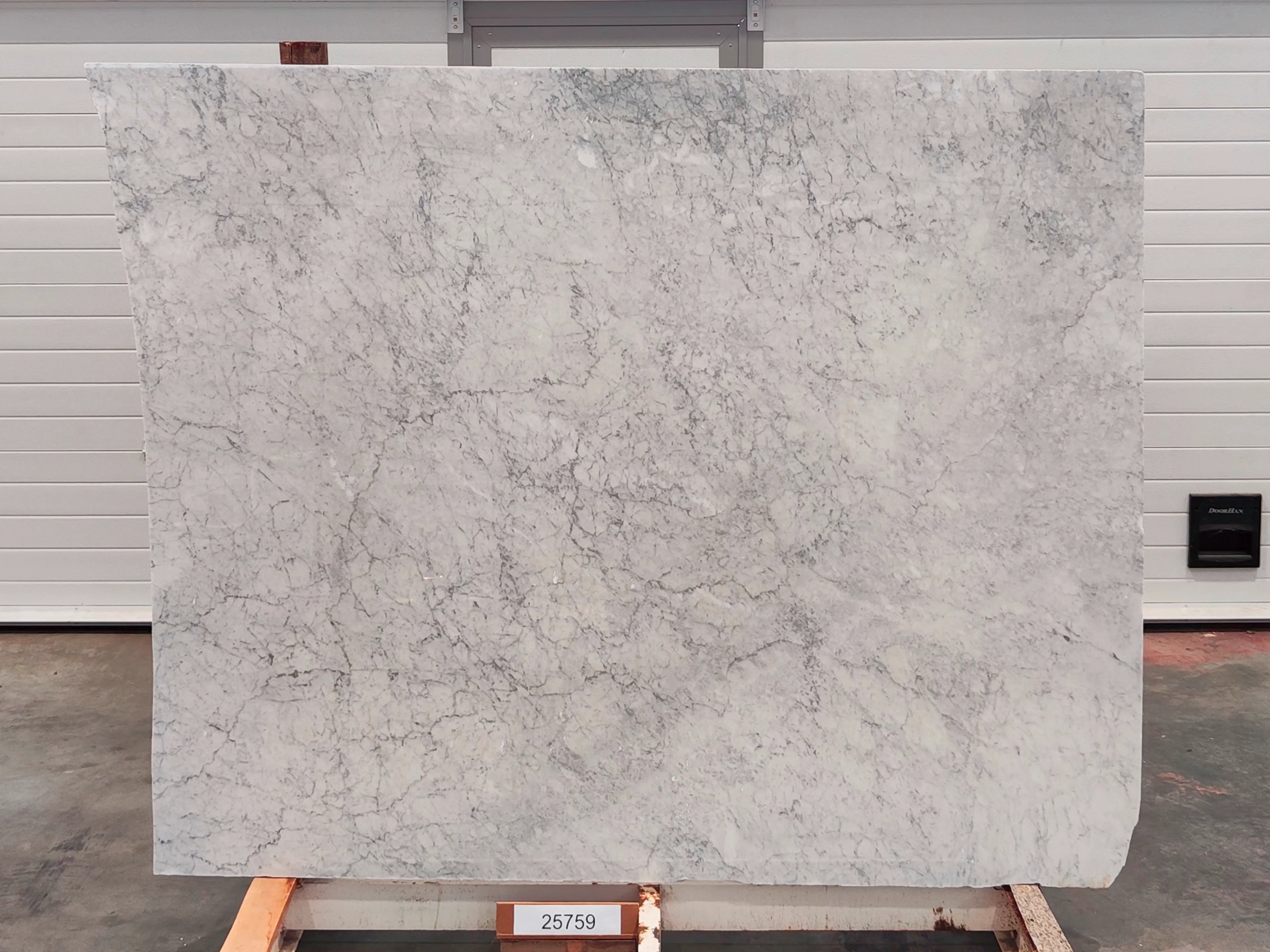 Слэб из мрамора BIANCO CARRARA полированный 1980x1600x20 мм, код 25759