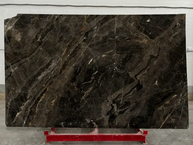 Слэб из мрамора SAINT PELAGIA полированный 3010x1860x20 мм, код 24531