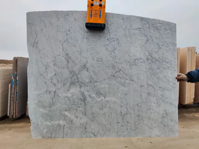 Слэб из мрамора BIANCO CARRARA полированный 1600x1380x20 мм, код 26509