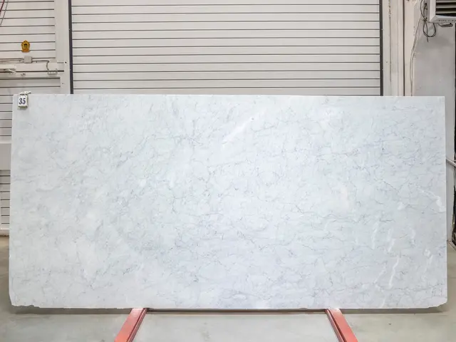 Слэб из мрамора BIANCO CARRARA полированный 3380x1600x20 мм, код 25755