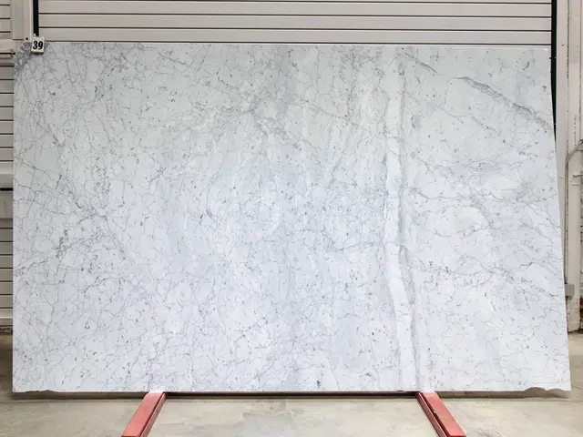 Слэб из мрамора BIANCO CARRARA С полированный 3020x1900x20 мм, код 28746