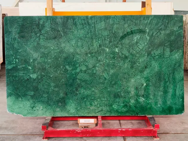 Слэб из мрамора INDIAN GREEN полированный 2600x1480x20 мм, код 16940