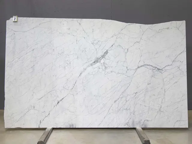 Слэб из мрамора STATUARIETTO PREMIUM полированный 3050x1700x20 мм, код 26215