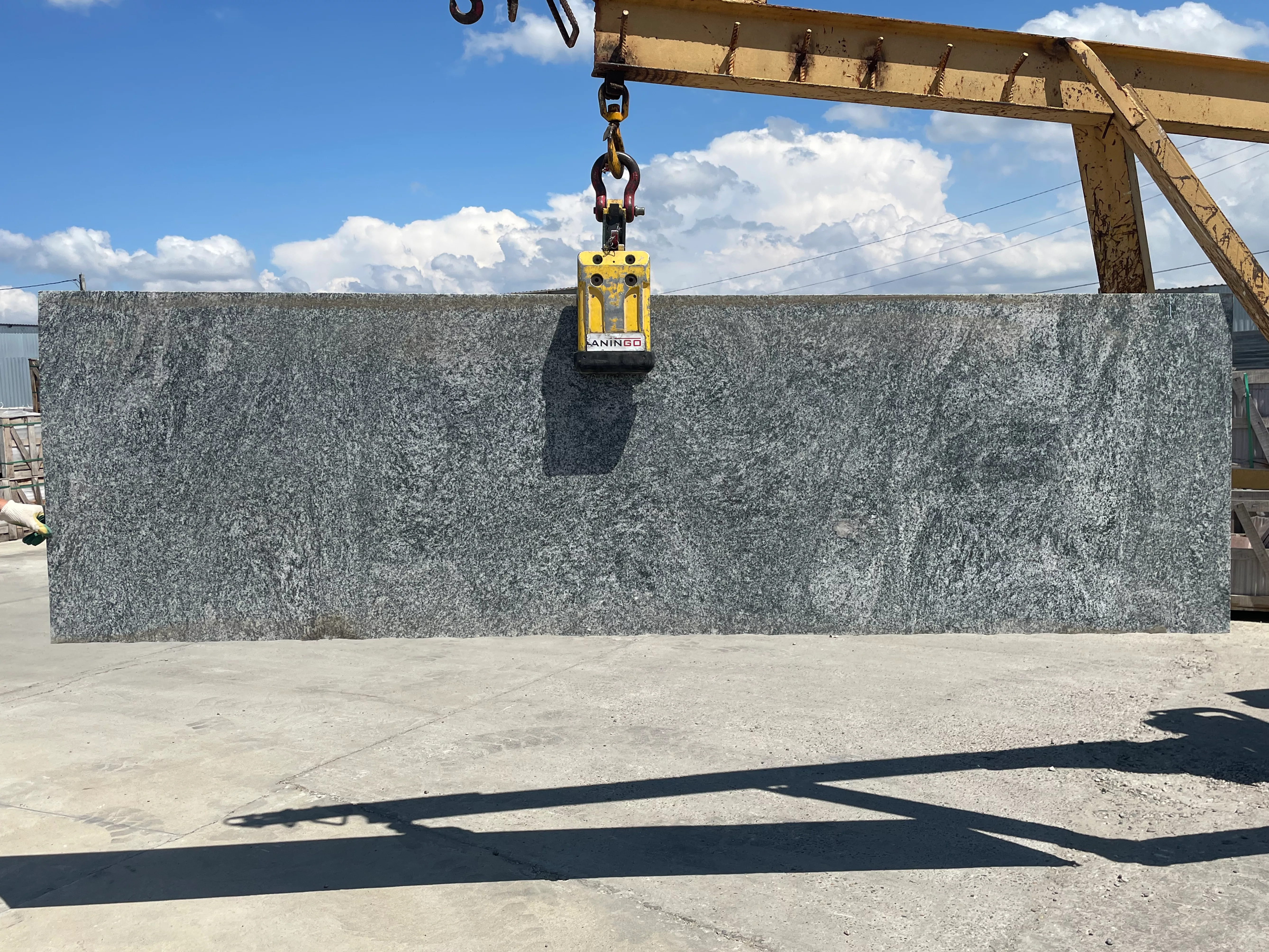 Полоса из гранита KUPPAM GREEN полированный 3330x860x20 мм, код 20939