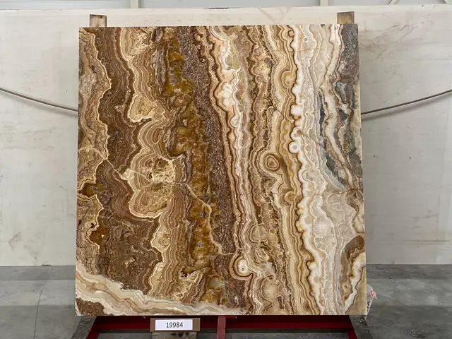 Слэб из оникса ONICE ROMANTIC BROWN полированный 1650x1650x20 мм, код 19984