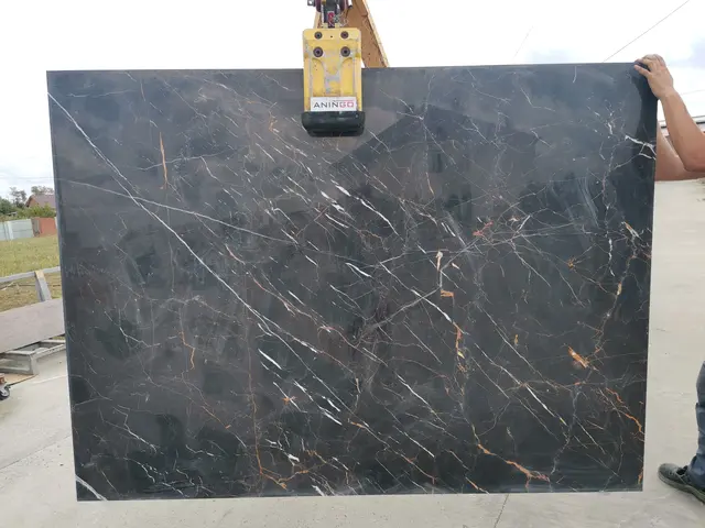 Слэб из мрамора BLACK AND GOLD полированный 2100x1550x20 мм, код 18431