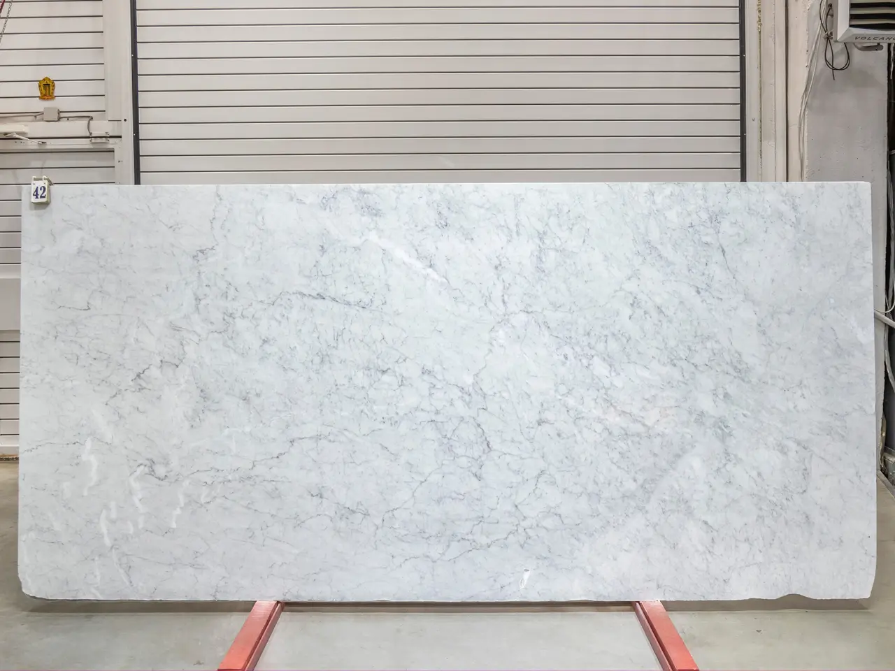 Слэб из мрамора BIANCO CARRARA полированный 3350x1550x20 мм, код 25748
