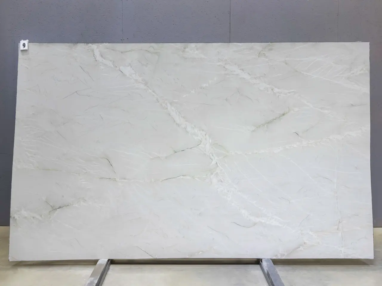 Слэб из кварцита BIANCO SUPERIORE полированный 3250x1960x20 мм, код 26912