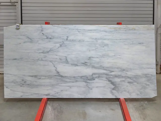 Слэб из мрамора CALACATTA OPTIMA полированный 2900x1350x20 мм, код 28153