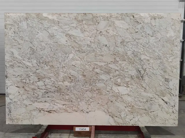 Слэб из мрамора CALACATTA CREMO полированный 2700x1750x20 мм, код 15454