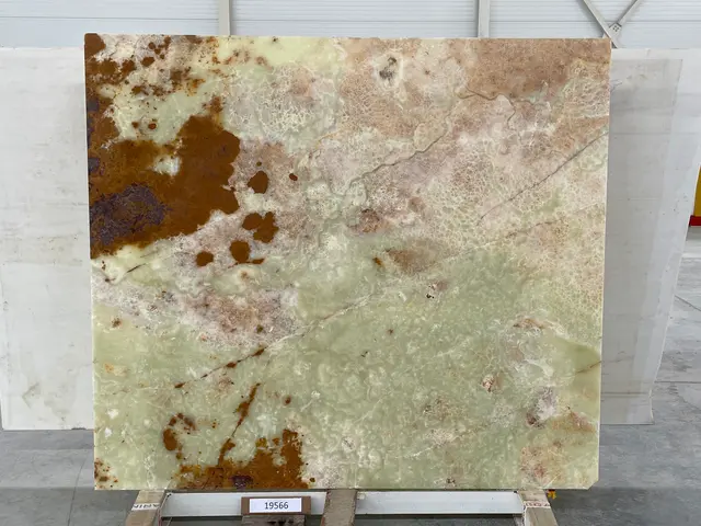 Слэб из оникса VERDE полированный 2040x1800x20 мм, код 19566