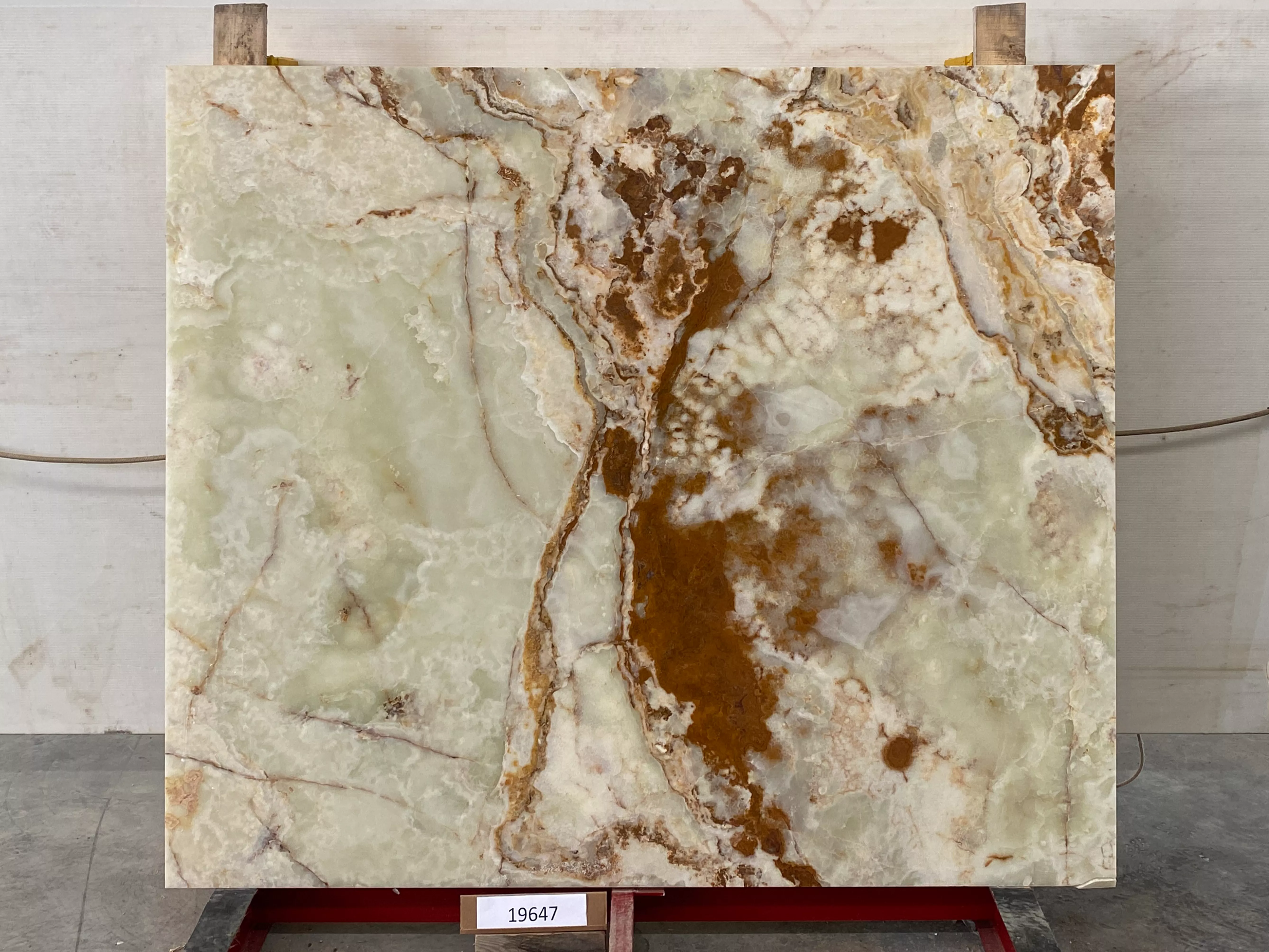 Слэб из оникса VERDE полированный 1850x1600x20 мм, код 19647