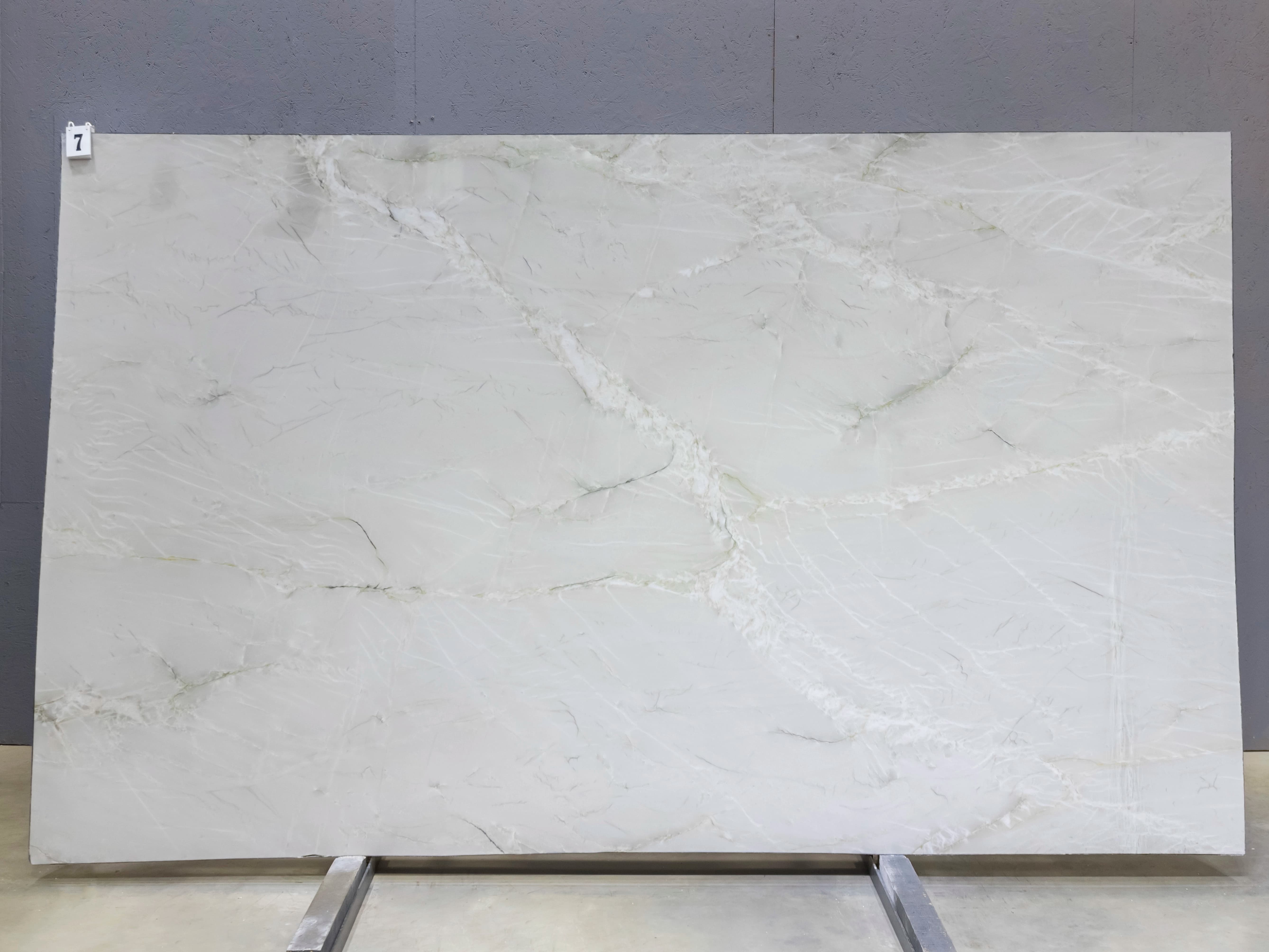 Слэб из кварцита BIANCO SUPERIORE полированный 3250x1960x20 мм, код 26910