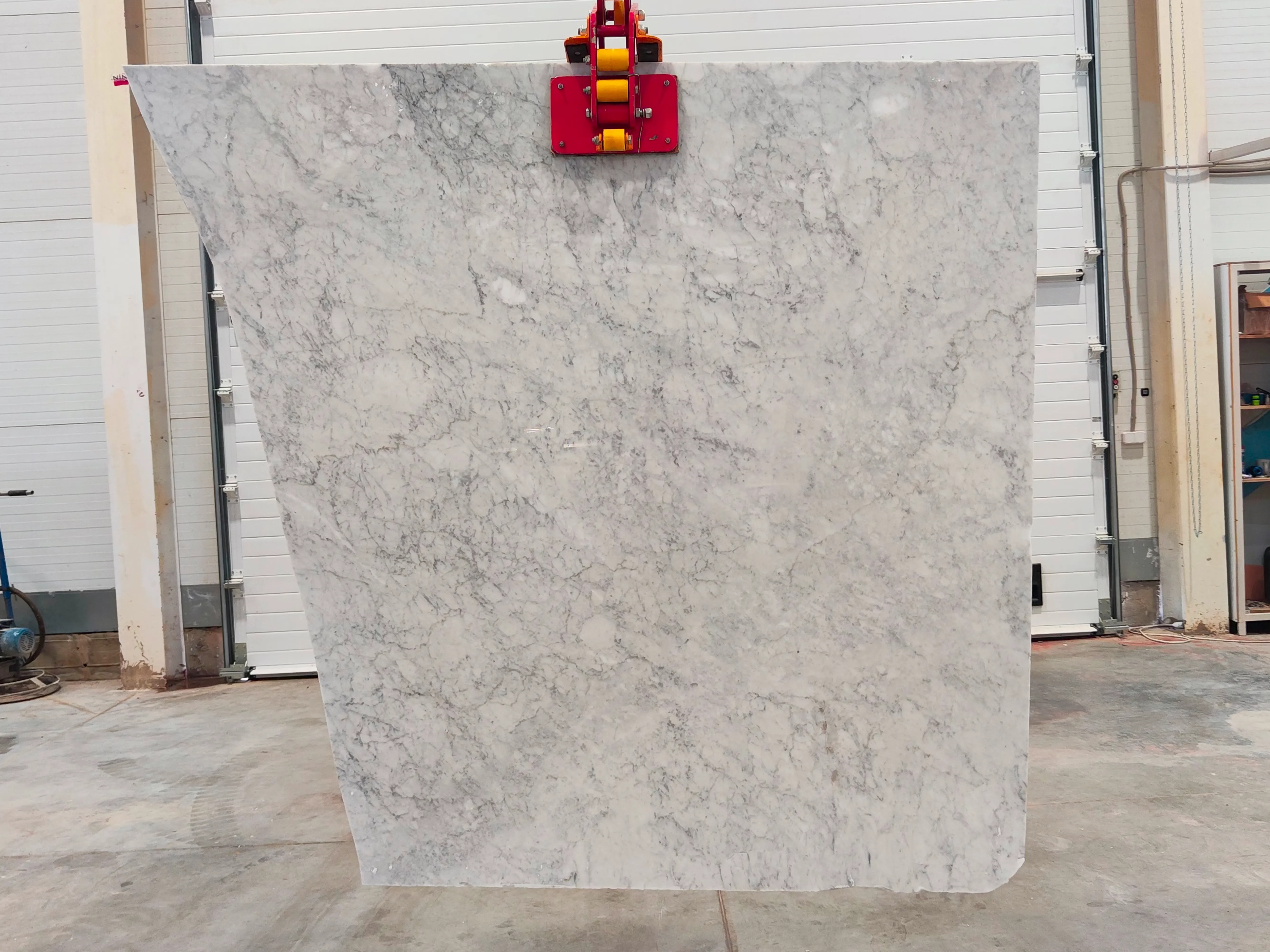 Слэб из мрамора BIANCO CARRARA полированный 1350x1600x20 мм, код 25765