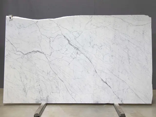 Слэб из мрамора STATUARIETTO PREMIUM полированный 3050x1700x20 мм, код 26216