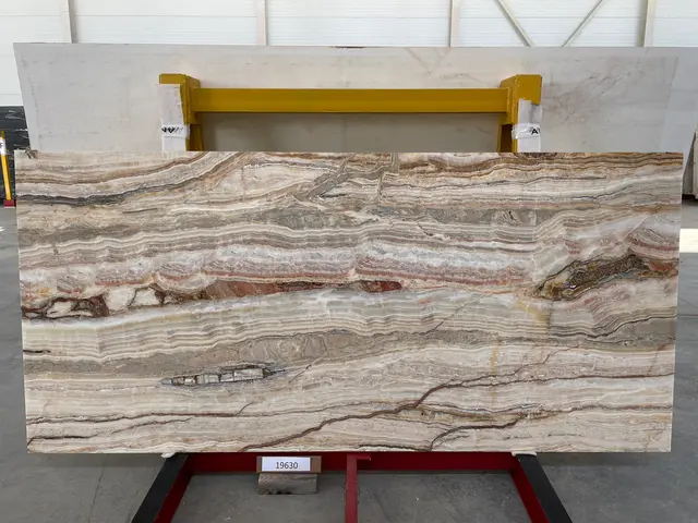 Слэб из оникса ONICE GOLDEN WAVE полированный 2800x1300x20 мм, код 19630