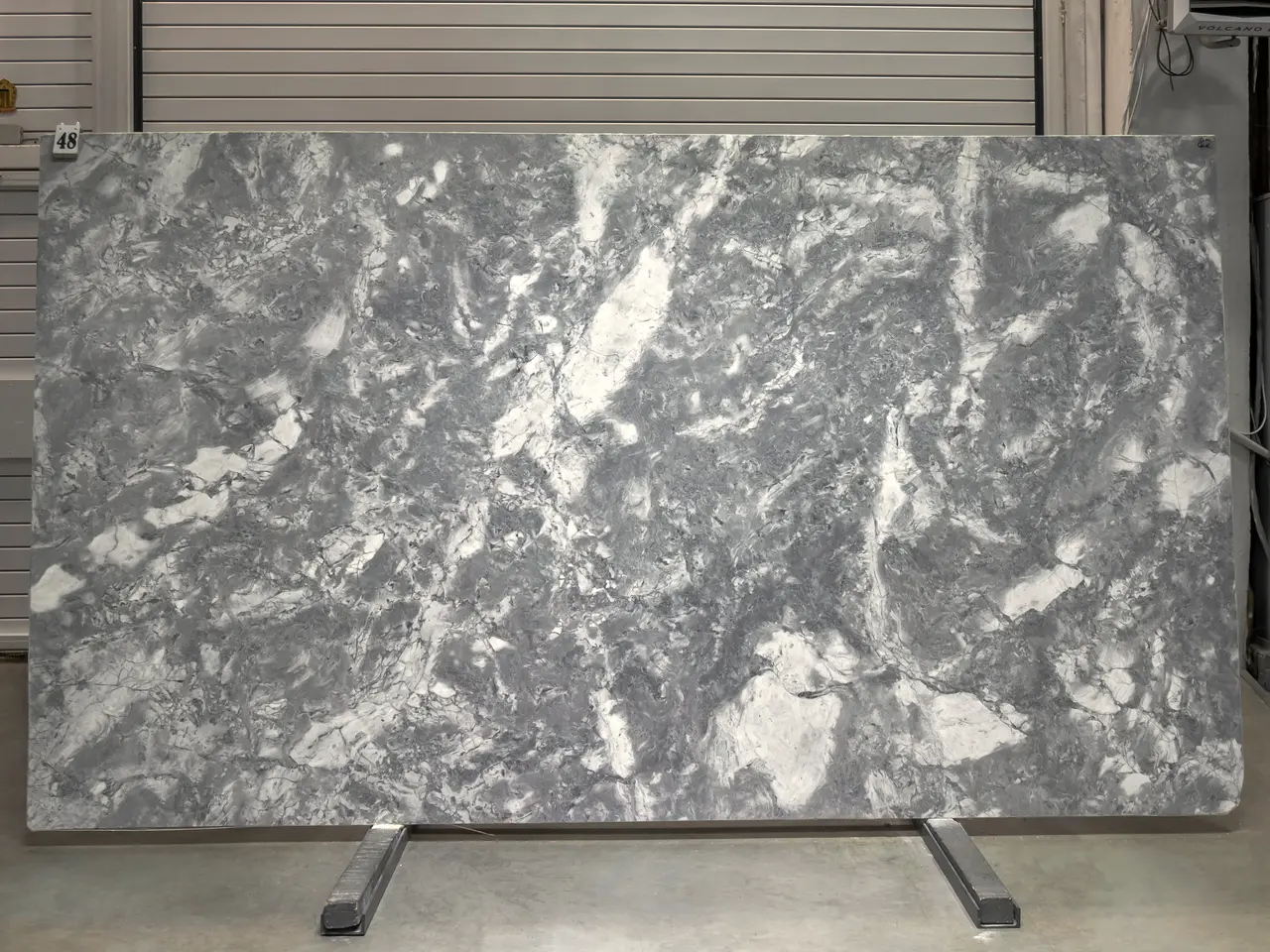 Слэб из мрамора SUPER GREY полированный 3250x1850x20 мм, код 27566