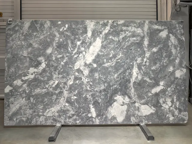 Слэб из мрамора SUPER GREY полированный 3250x1850x20 мм, код 27566