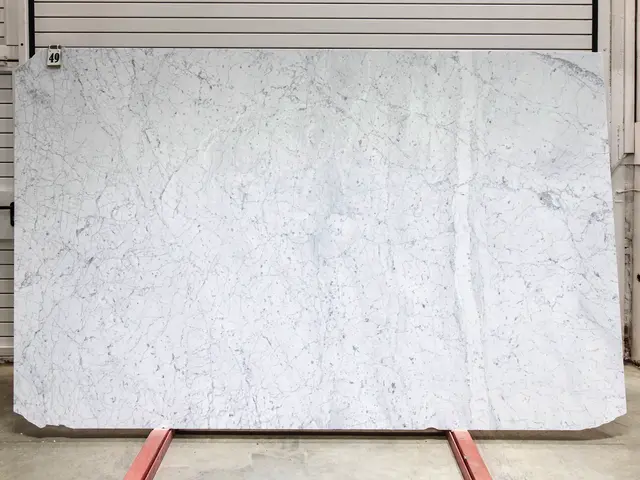 Слэб из мрамора BIANCO CARRARA С полированный 3040x1900x20 мм, код 28748