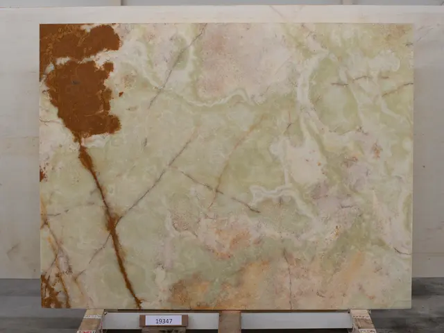 Слэб из оникса VERDE полированный 2150x1650x20 мм, код 19347