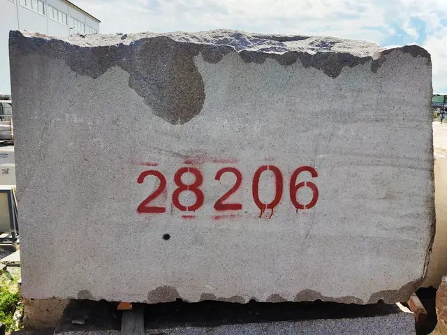 Гранит Блок из гранита КУРТИНСКИЙ 1850x1180x1200 мм, код 28206