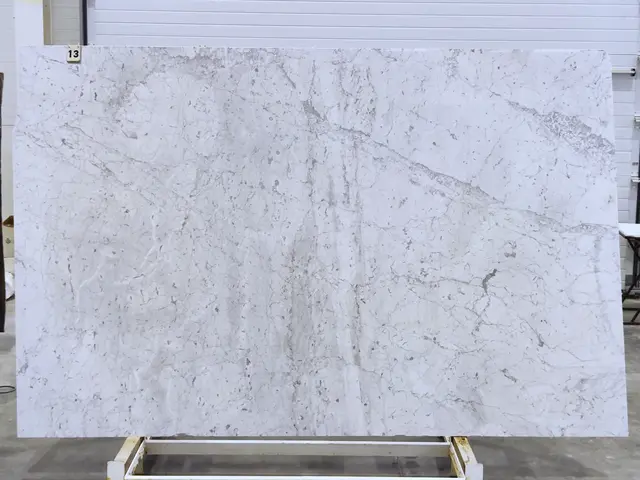 Слэб из мрамора BIANCO CARRARA С полированный 2990x1900x20 мм, код 28743