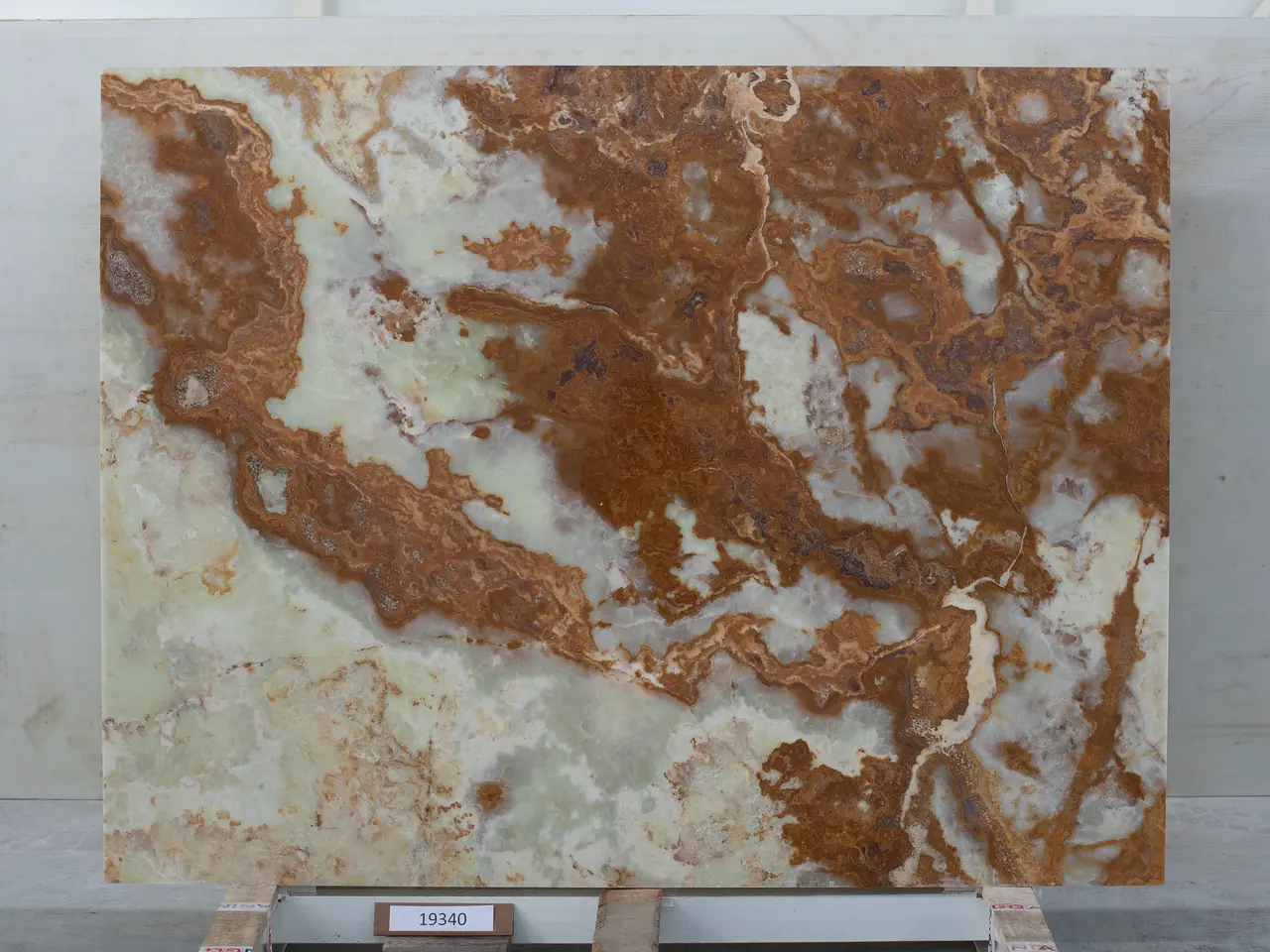 Слэб из оникса VERDE полированный 2150x1650x20 мм, код 19340