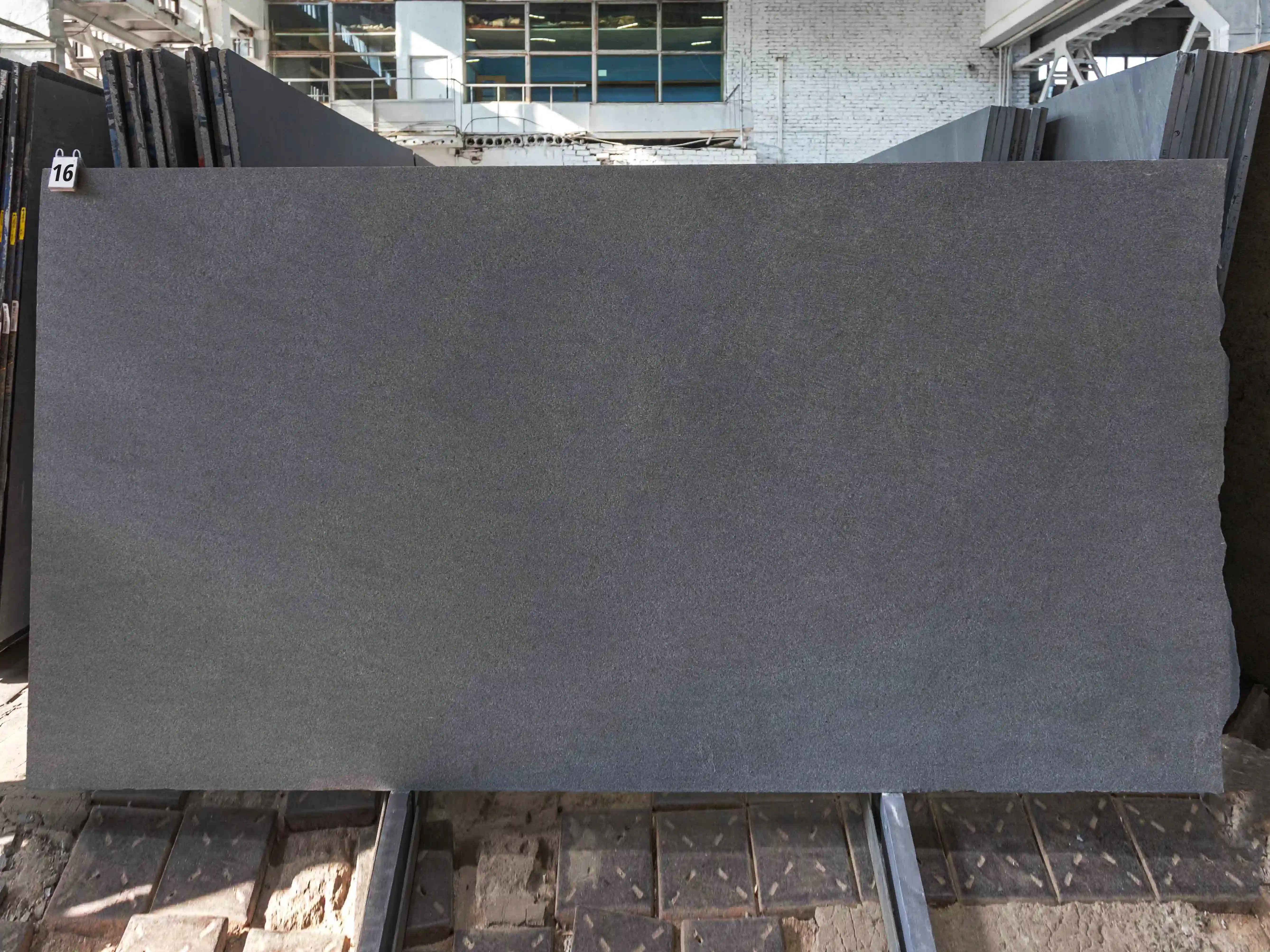 Слэб из гранита SESAM BLACK термообработанный 2800x1750x30 мм, код 28171