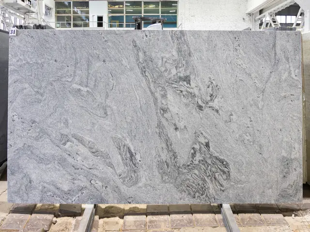 Слэб из гранита VISCOUNT WHITE полированный 3290x1910x30 мм, код 27686