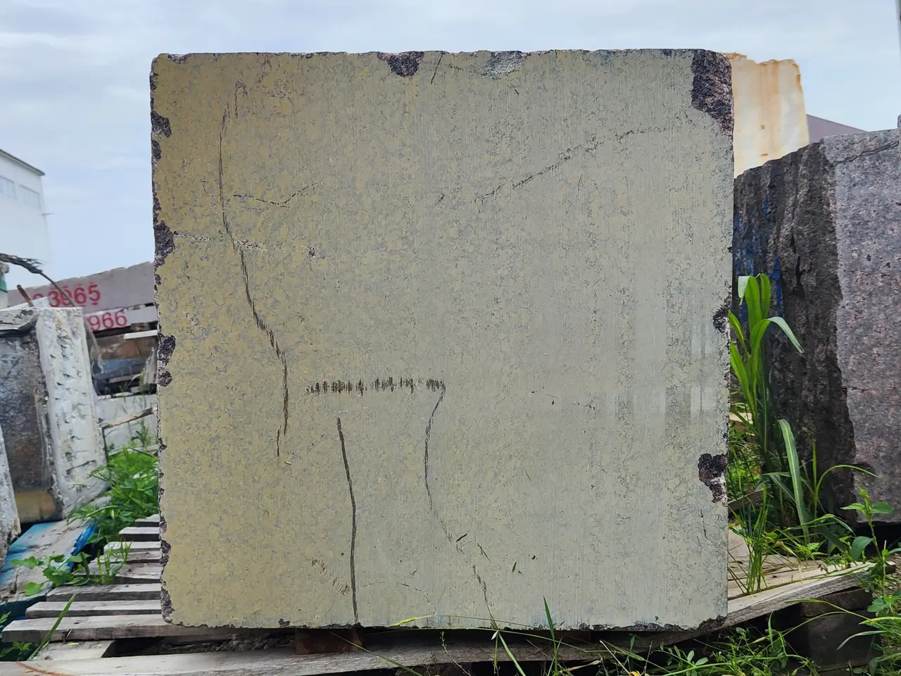 Гранит Блок из гранита DYMOVSKIY 600x600x620 мм, код 23952