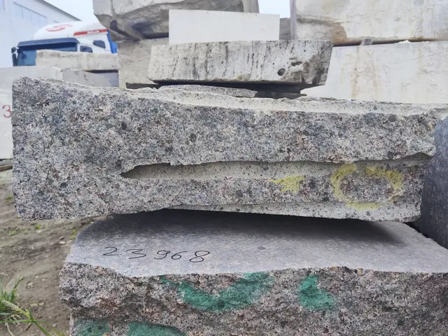 Гранит Блок из гранита МЕЖИРИЧСКИЙ 2550x620x180 мм, код 23967