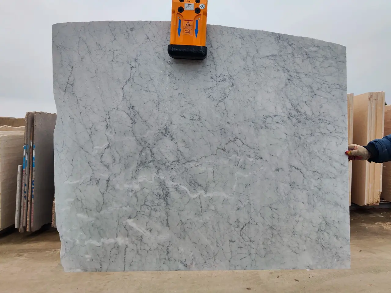 Слэб из мрамора BIANCO CARRARA полированный 1600x1380x20 мм, код 26509