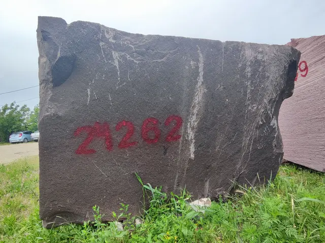 Туф Блок из туфа BLACK TUF 1800x1300x1400 мм, код 24262