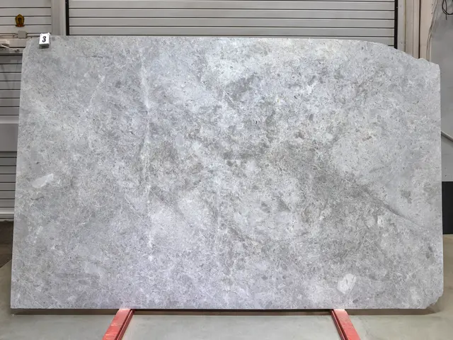 Слэб из мрамора TUNDRA GREY полированный 2820x1800x30 мм, код 28733