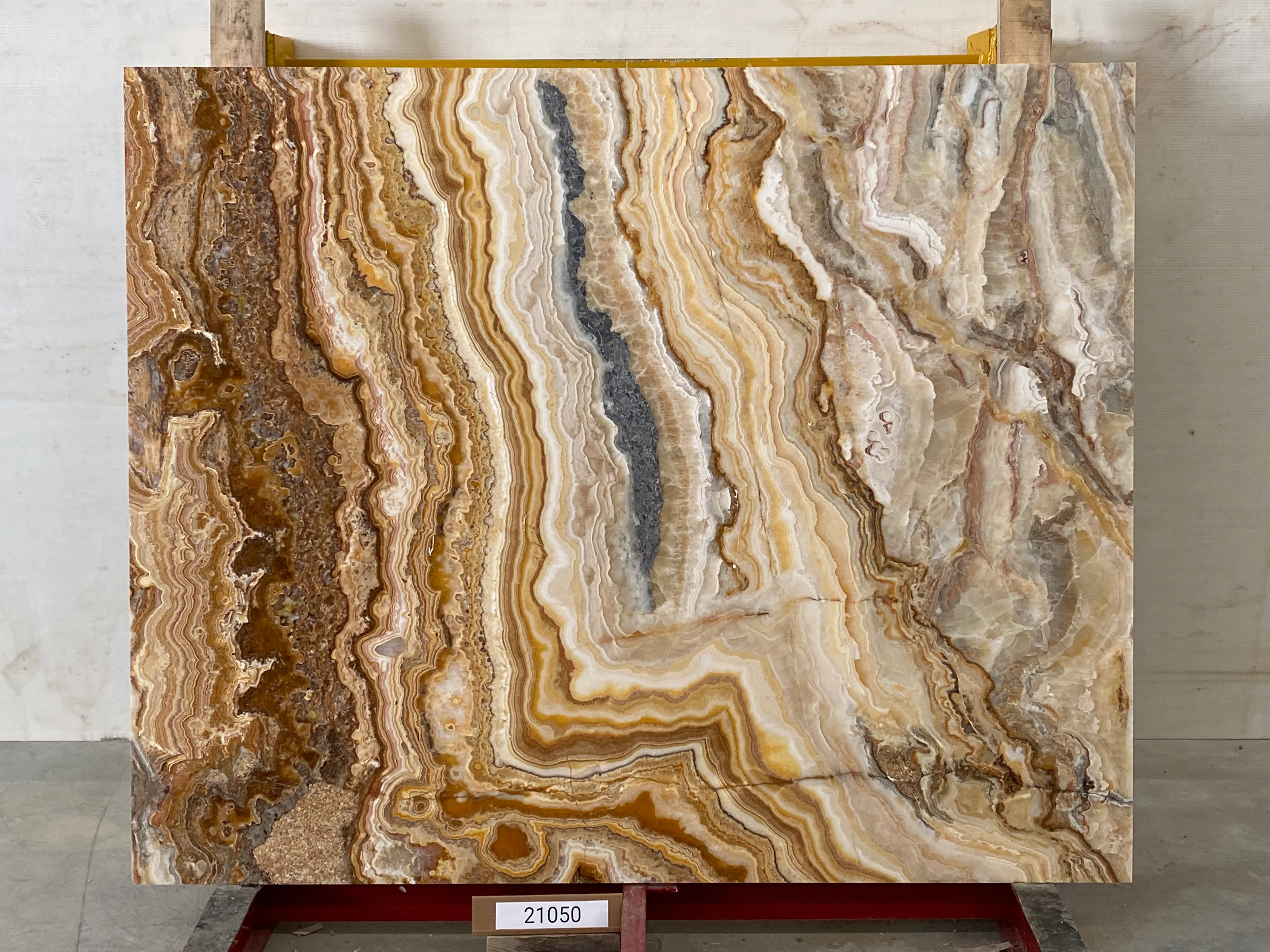 Слэб из оникса ONICE ROMANTIC BROWN полированный 1900x1550x20 мм, код 21050