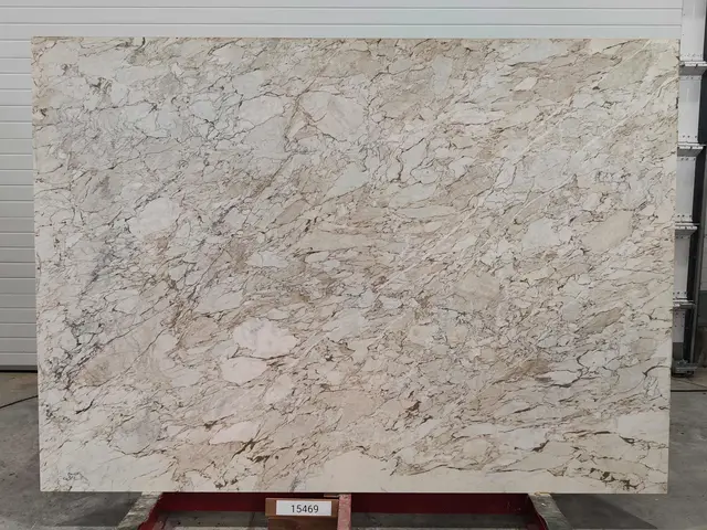 Слэб из мрамора CALACATTA CREMO полированный 2450x1750x20 мм, код 15469