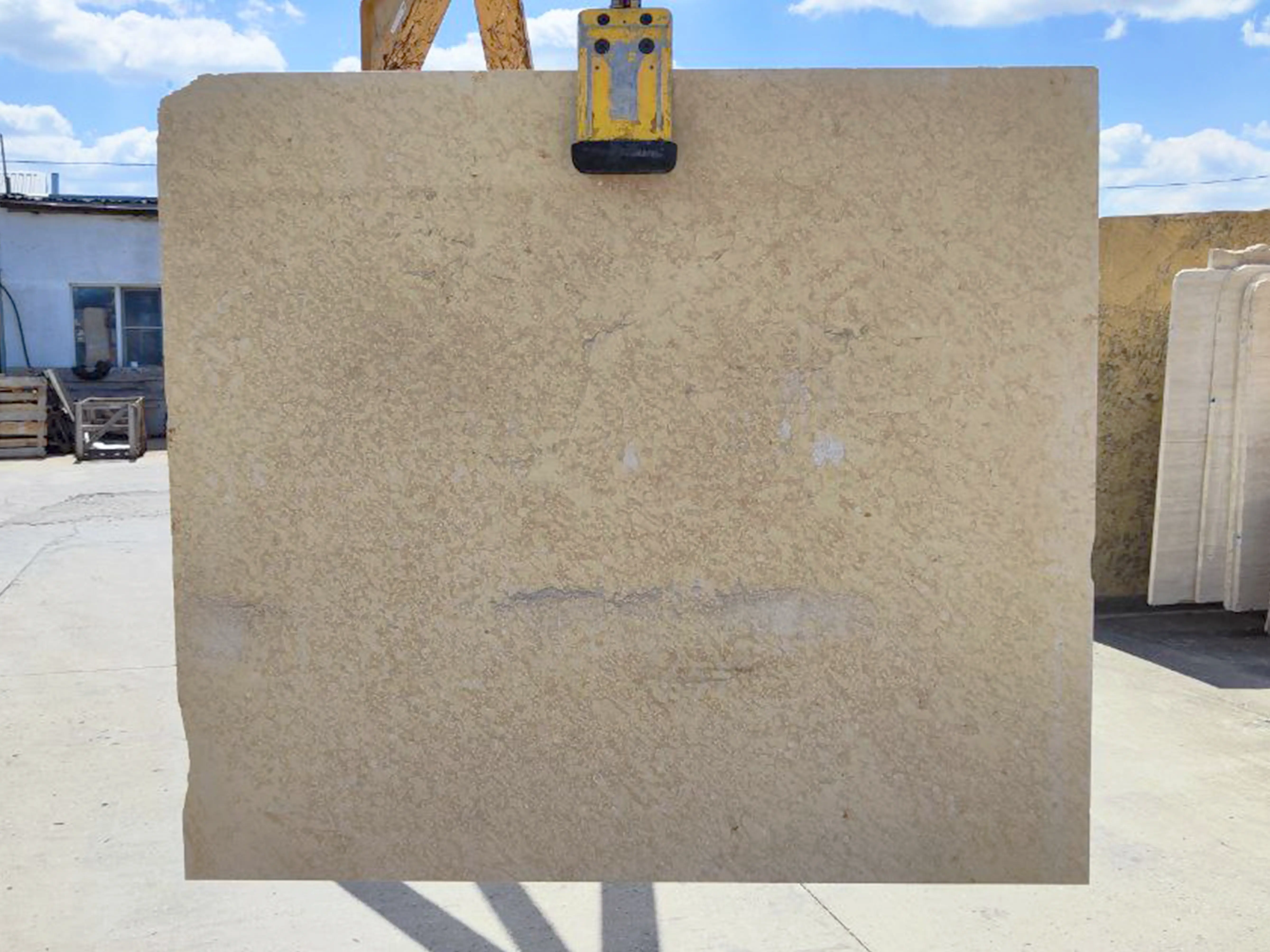 Слэб из мрамора SANNY GOLD полированный 1930x1700x30 мм, код 24243