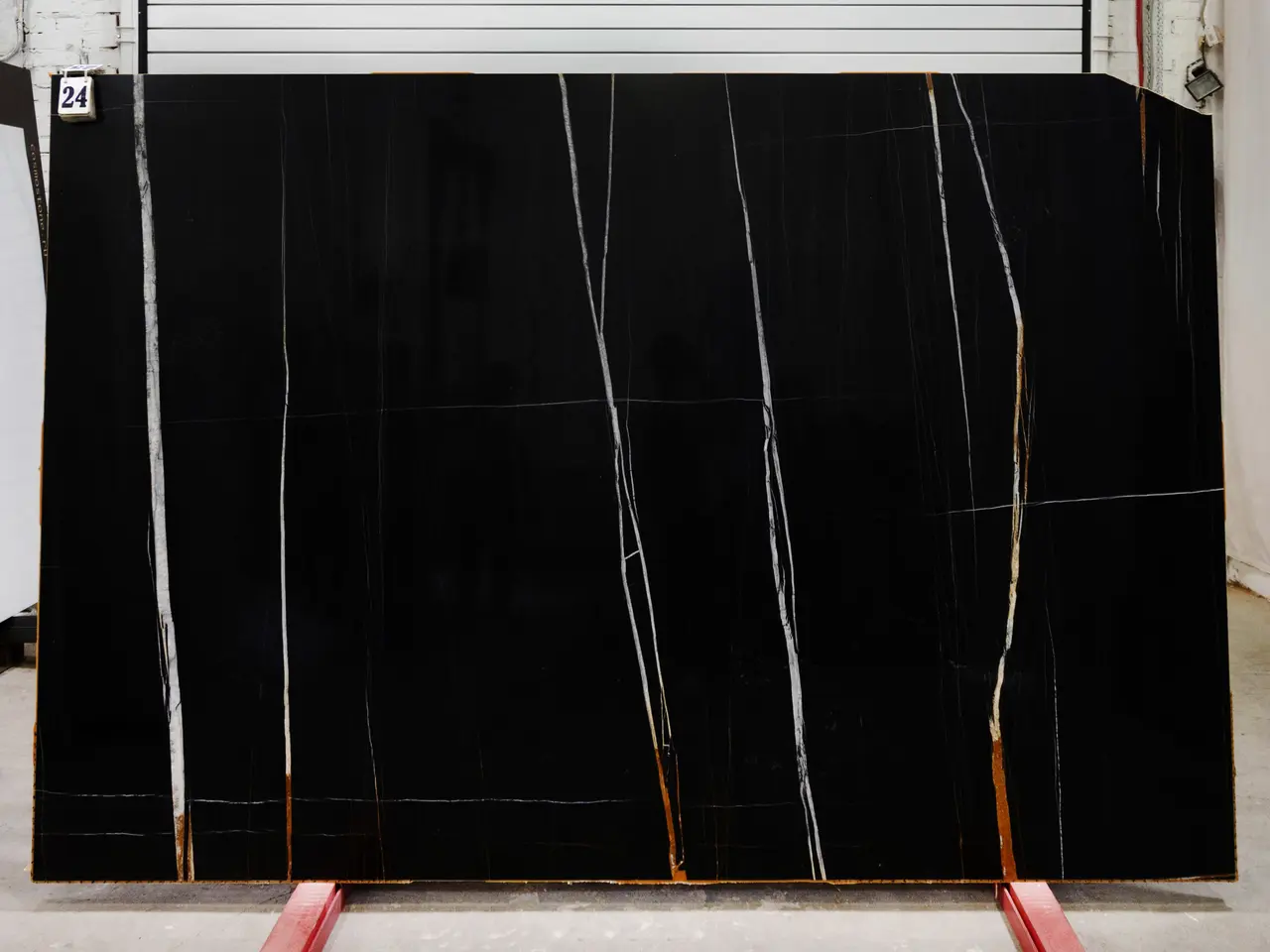 Слэб из мрамора SAHARA NOAR полированный 2500x1700x20 мм, код 28278