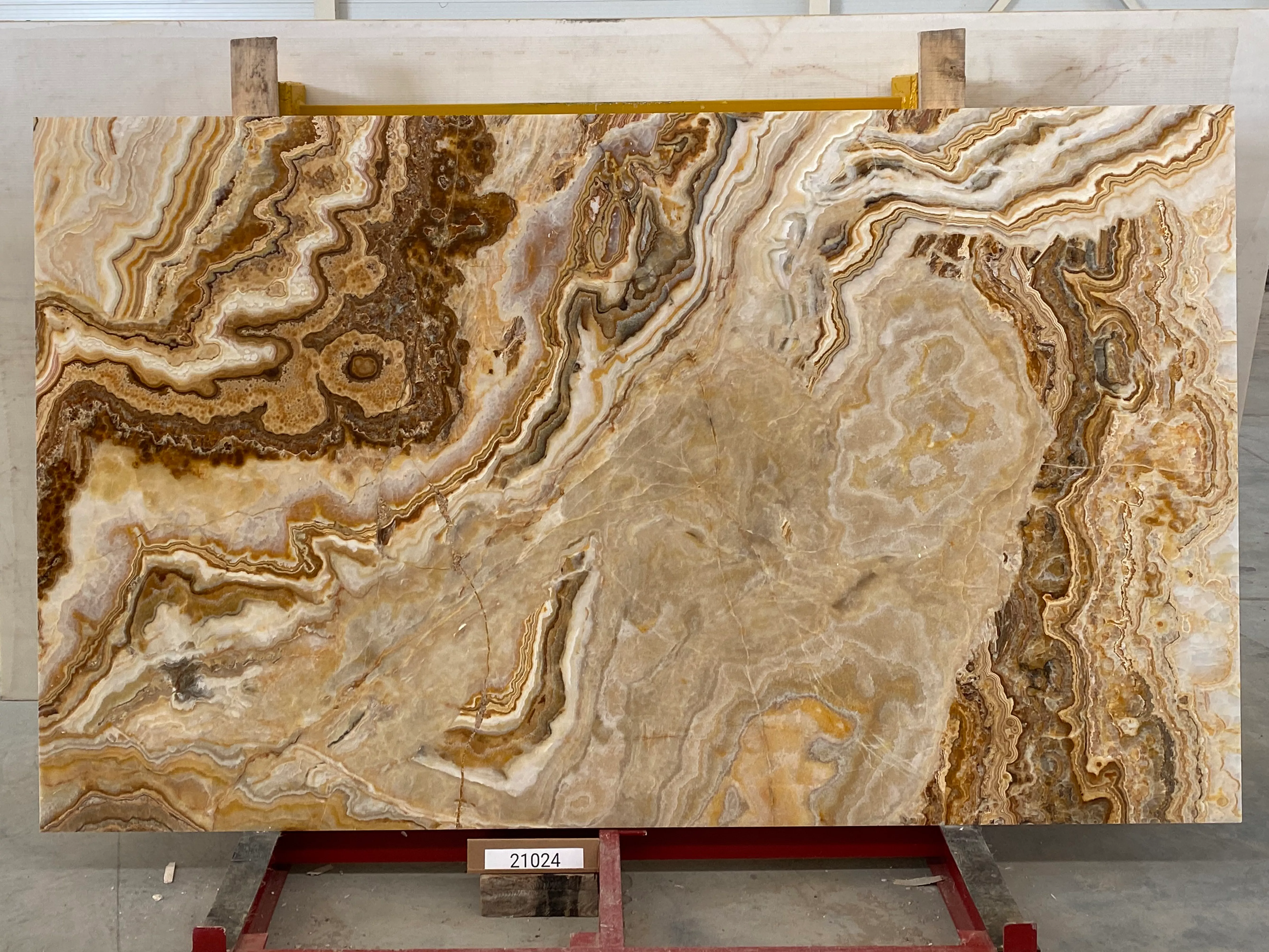 Слэб из оникса ONICE ROMANTIC BROWN полированный 2600x1550x20 мм, код 21024