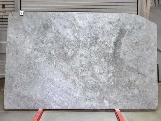 Слэб из мрамора TUNDRA GREY полированный 2820x1800x30 мм, код 28735
