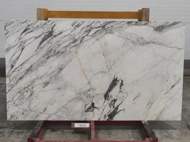 Слэб из мрамора STATUARIO полированный 2550x1450x20 мм, код 14035