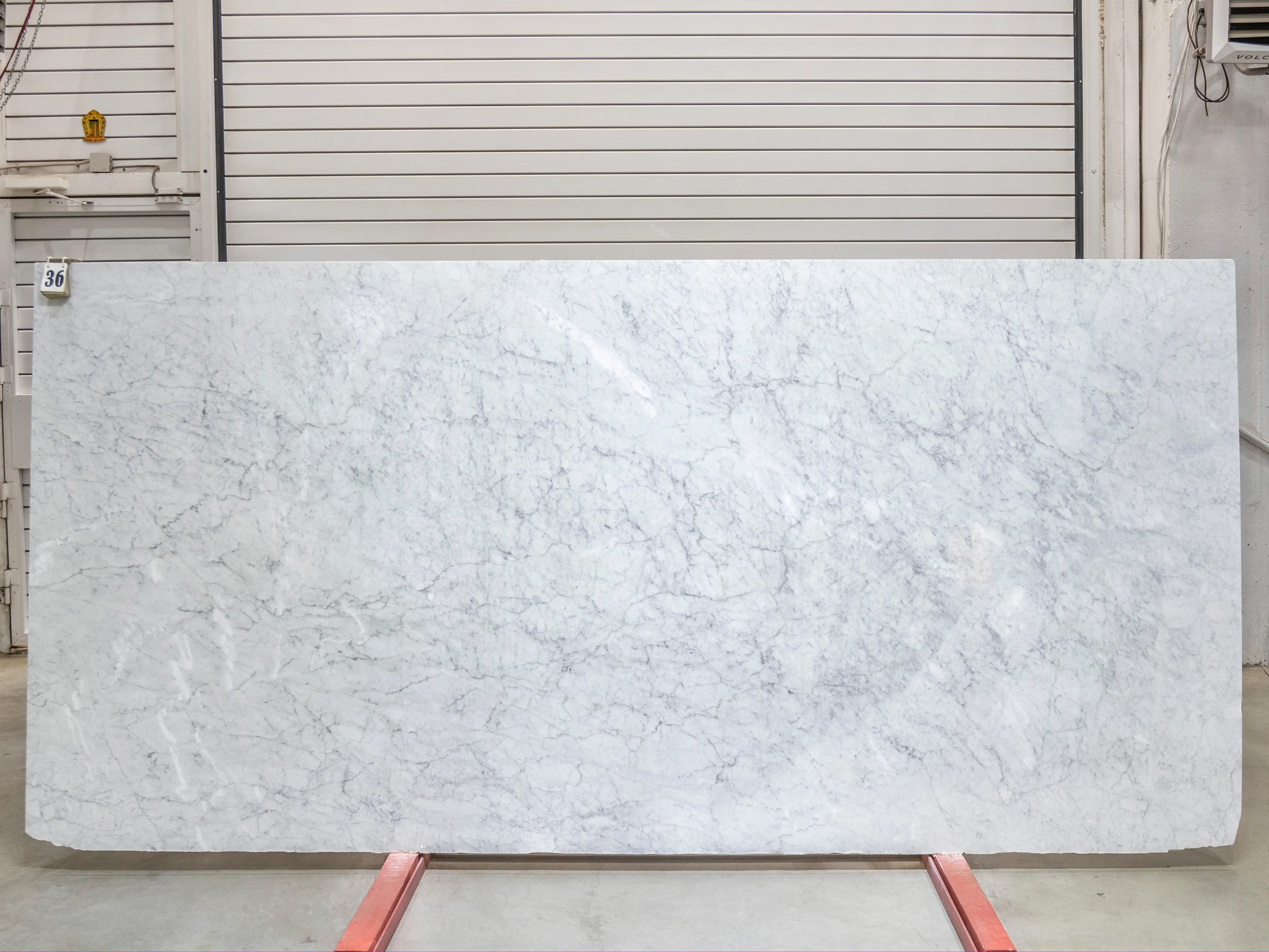 Слэб из мрамора BIANCO CARRARA полированный 3380x1600x20 мм, код 25754