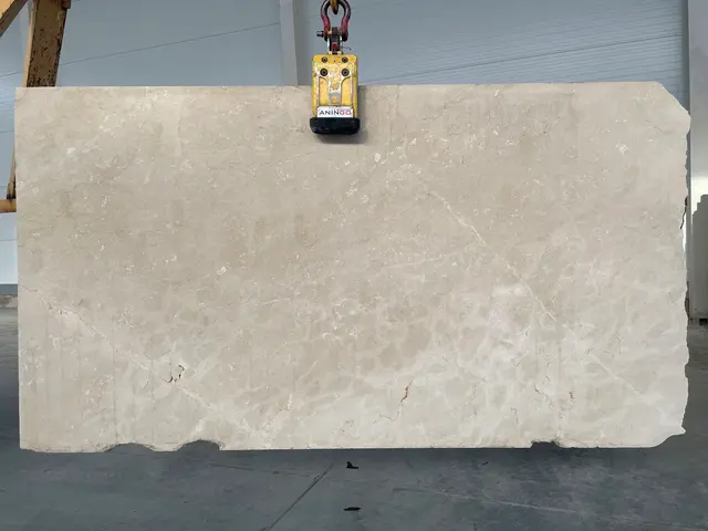 Слэб из мрамора CREMA MARFIL EXTRA полированный 2800x1530x20 мм, код 18971