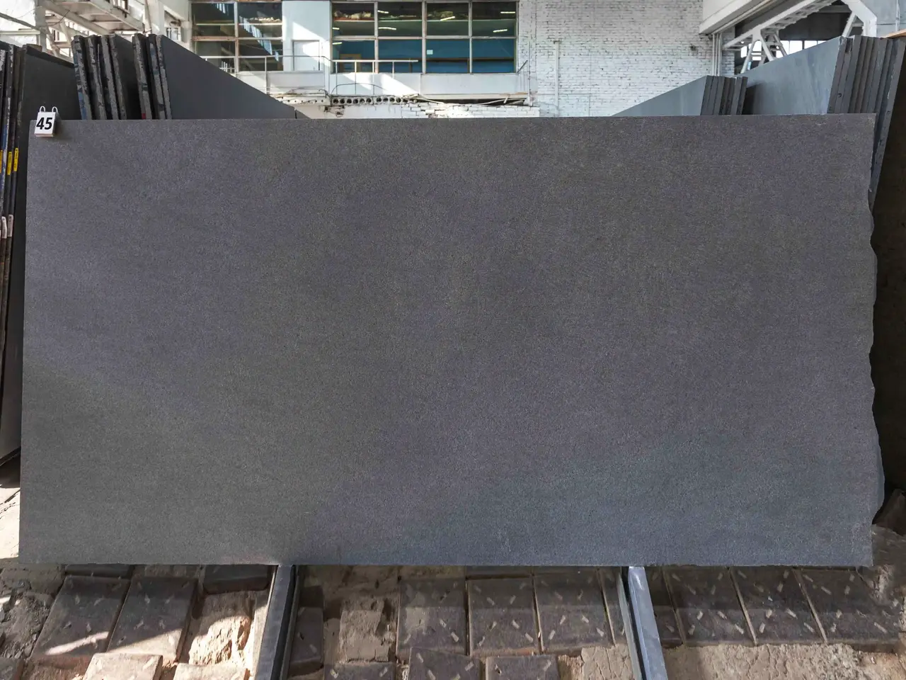 Слэб из гранита SESAM BLACK термообработанный 3120x1600x30 мм, код 28181