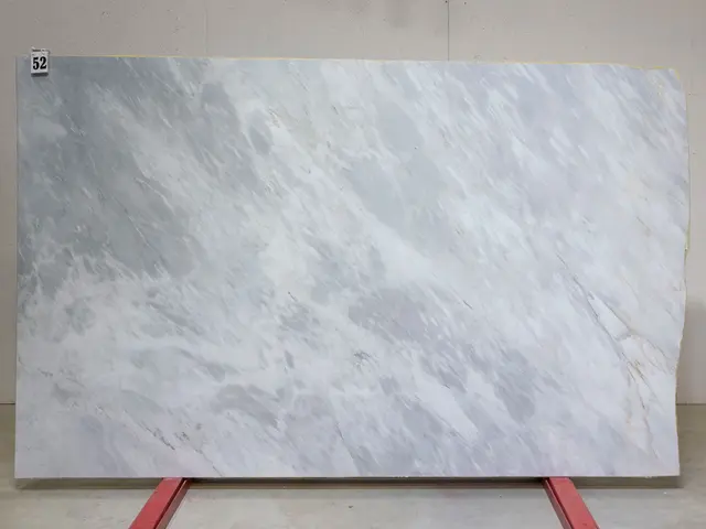 Слэб из мрамора BARGILIO APUANO LIGHT полированный 2550x1550x20 мм, код 26553