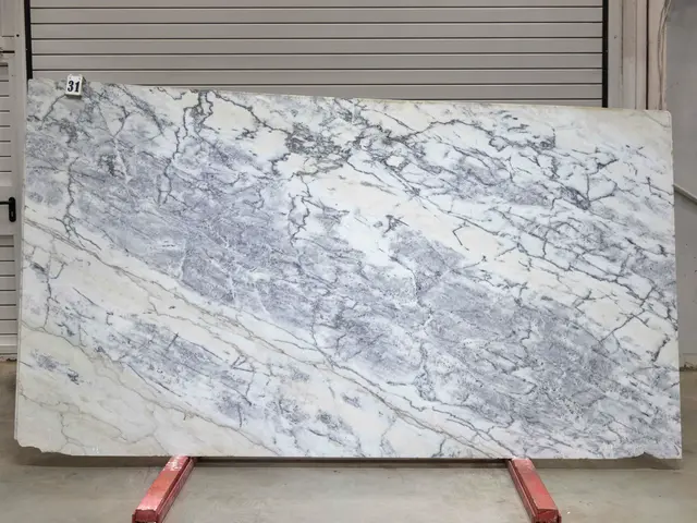 Слэб из мрамора CALACATTA OPTIMA полированный 2850x1570x20 мм, код 28143